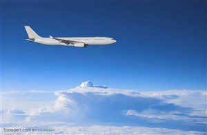 航天运输-云层上飞翔的飞机