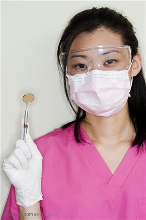 牙科保健-拿着器械的女牙医