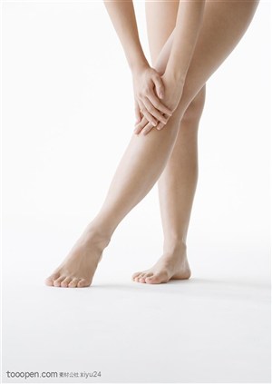 卫生保健-抚摸腿的女性
