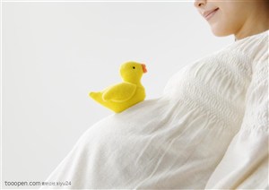 卫生保健-拿着玩具的孕妇