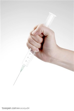 医疗针管-握着的注射器