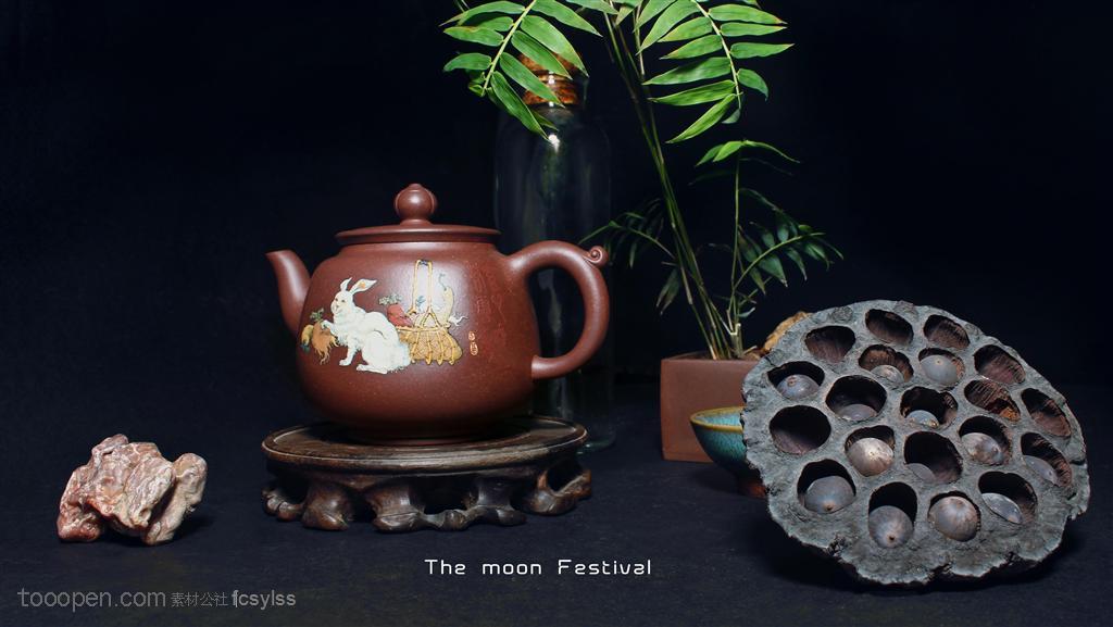 干枯莲蓬边的紫砂茶壶高清图片