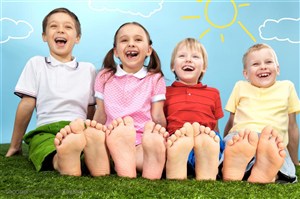 快乐儿童图片素材并排坐着四个外国儿童小脚丫