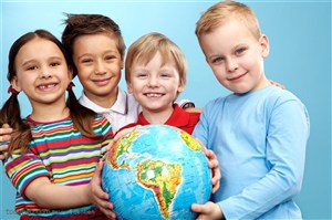 快乐儿童图片素材 抱着地球的外国小孩