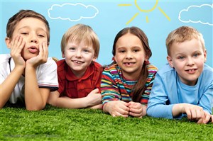 快乐儿童图片 趴在草地上的四个儿童