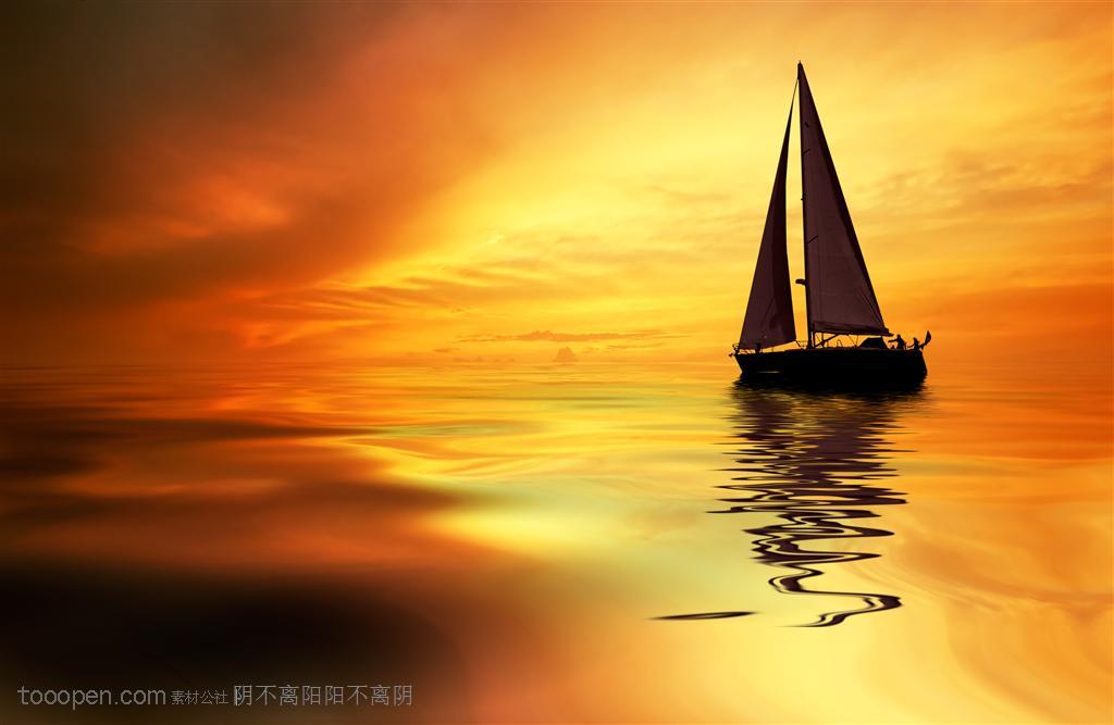 金色阳光中静静的海面上的小型帆船