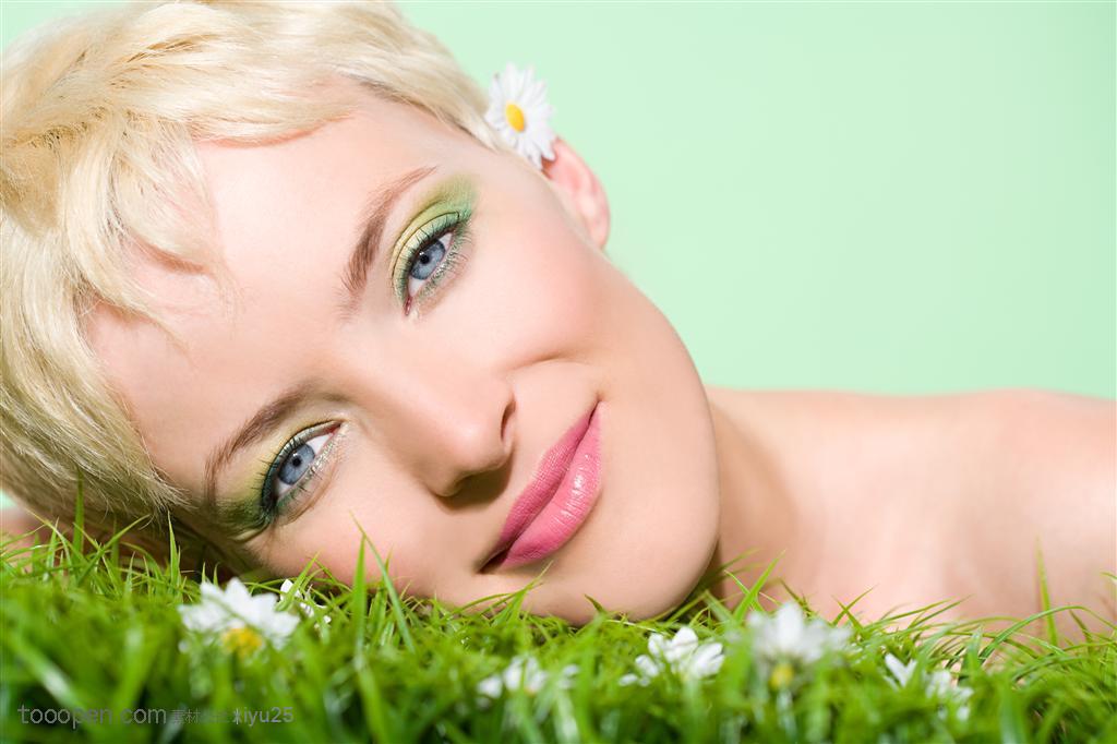 美容保健-绿色草地上的短发美女