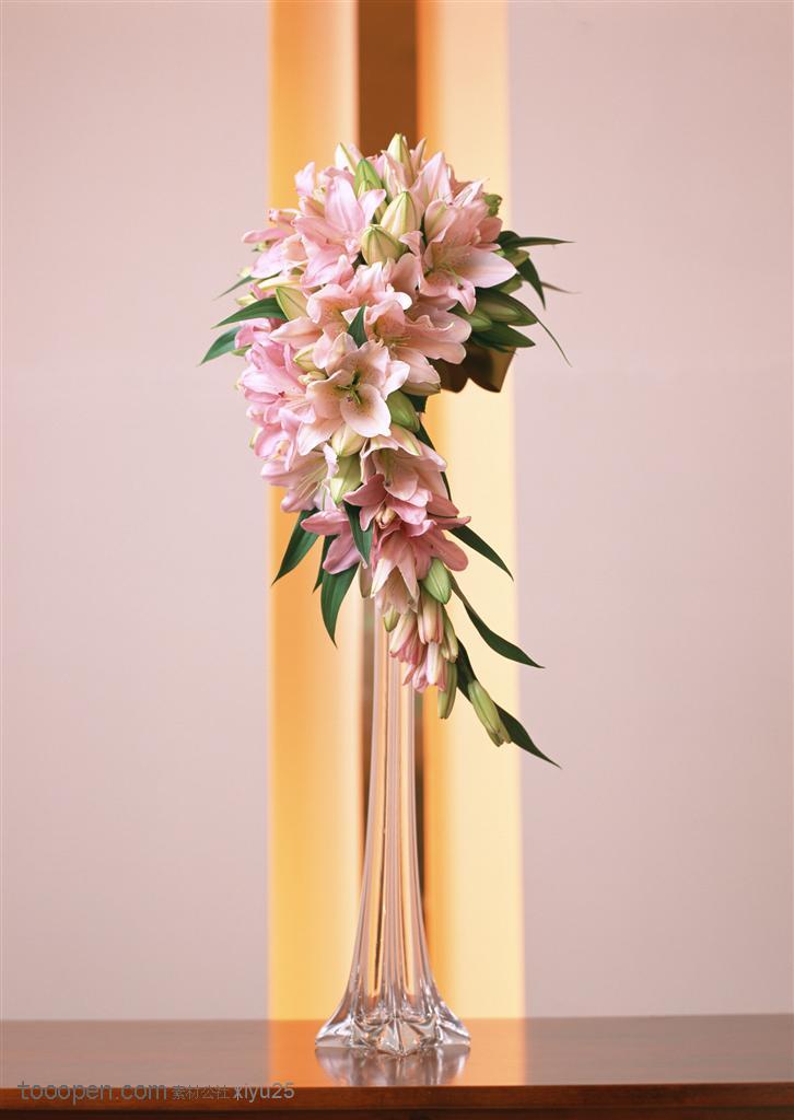 新婚物语-杯中的粉色百合花