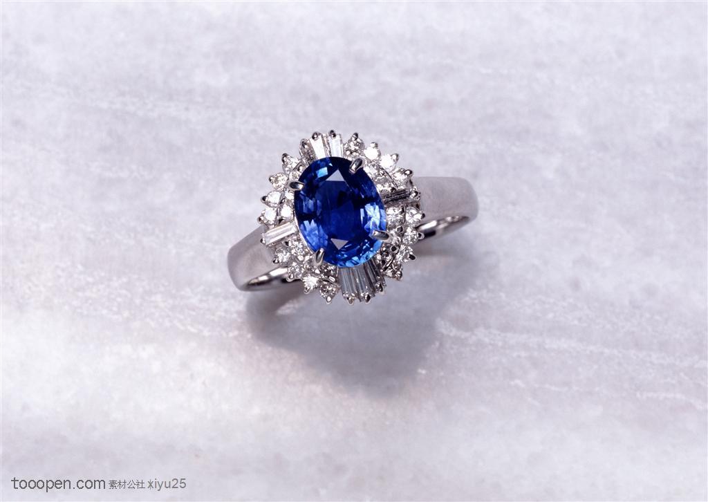 新婚物语-白沙中的蓝宝石戒指珠宝图片