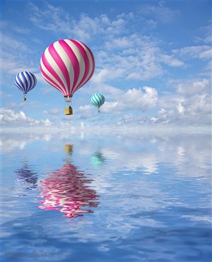 在静静的水面上空漂浮的热气球