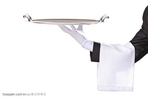 胳膊上搭着毛巾戴着白手套的服务生支着盘子