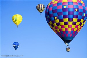 飘在空中的五彩缤纷的热气球