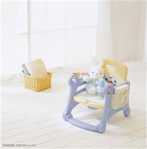坐在儿童座椅上的玩具兔子