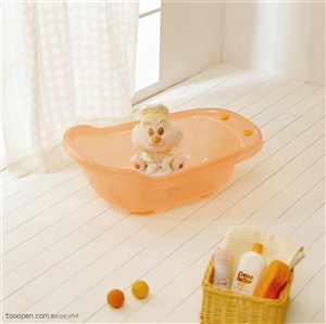 坐在塑料浴盆中的可爱玩具