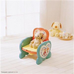 坐在儿童座椅上的可爱玩具熊