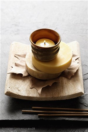 美容保健-木板上的蜡烛