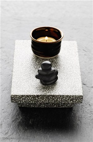 美容保健-石凳上的石块与蜡烛