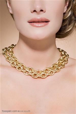 美容保健-带着金项链的美女