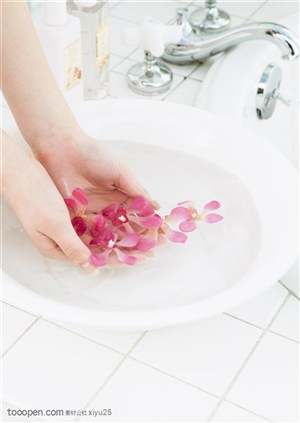 美容保健-放入盆中的花瓣