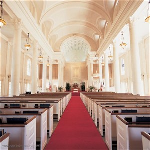 新婚物语-高大宽广的教堂内部