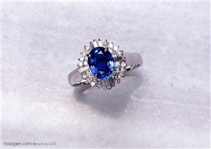 新婚物语-白沙中的蓝宝石戒指珠宝图片