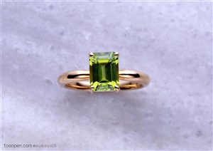 新婚物语-白沙中的绿色戒指珠宝图片