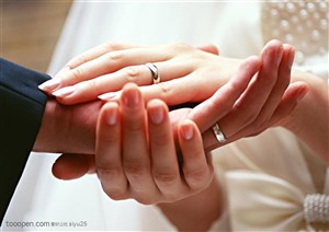 新婚物语-新娘与新郎带上戒指