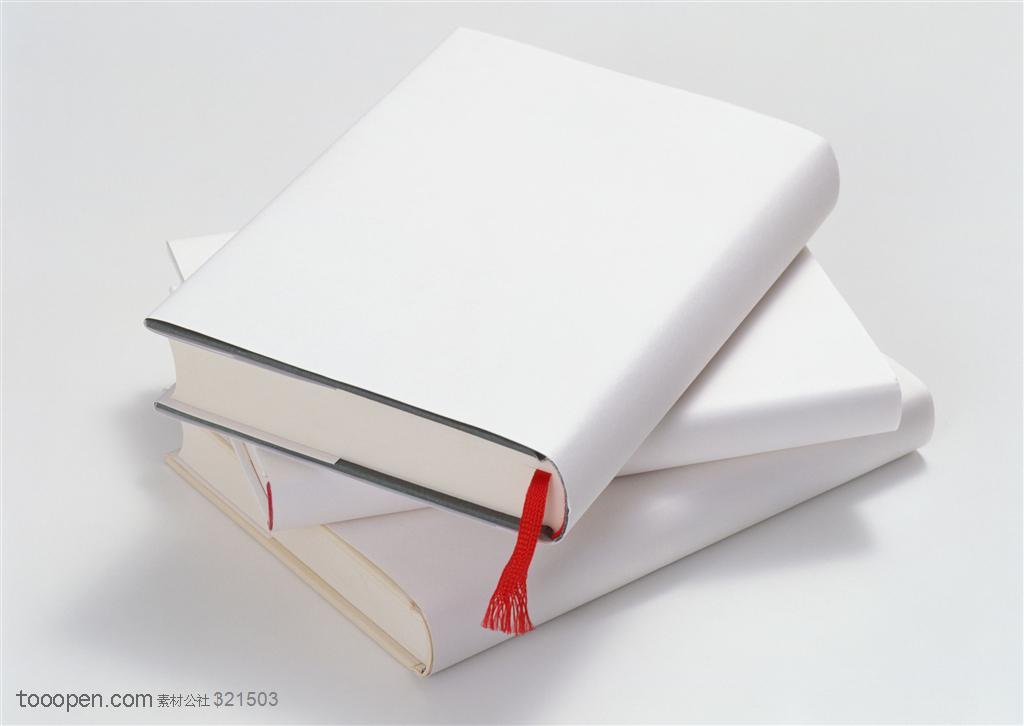 本子-三本白色的笔记本叠在一起