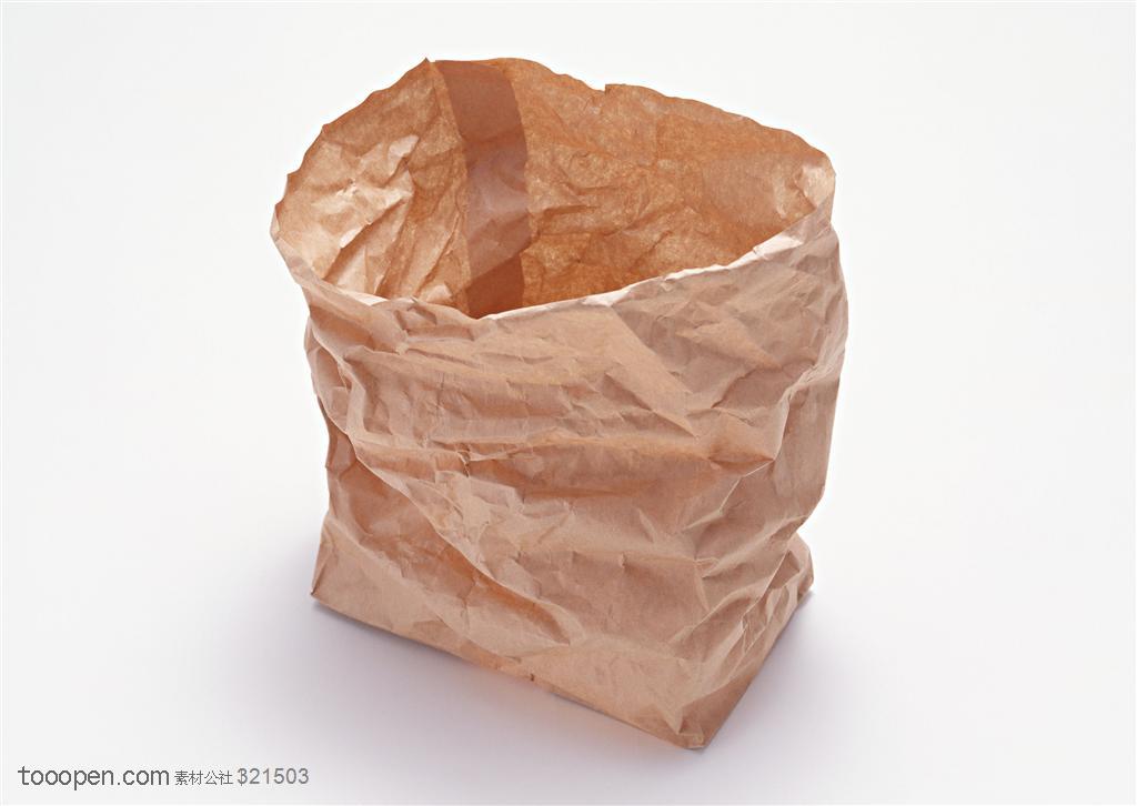牛皮纸购物袋特写- 一个褶皱的购物袋