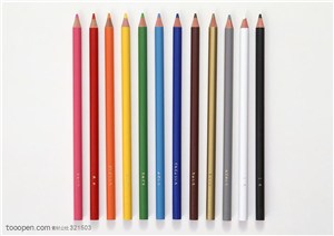 摆成一排的彩色铅笔特写