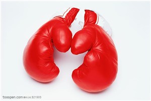 运动用品-打拳击的红手套特写
