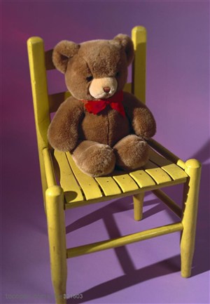 儿童物品-放在椅子上的儿童玩具棕熊