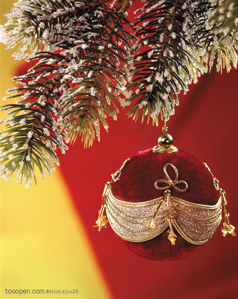 圣诞气息-松树下挂着的圣诞球