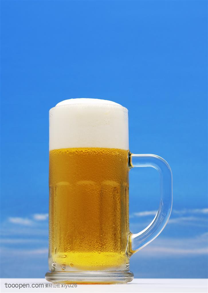 酒水饮料-一杯冰镇的啤酒