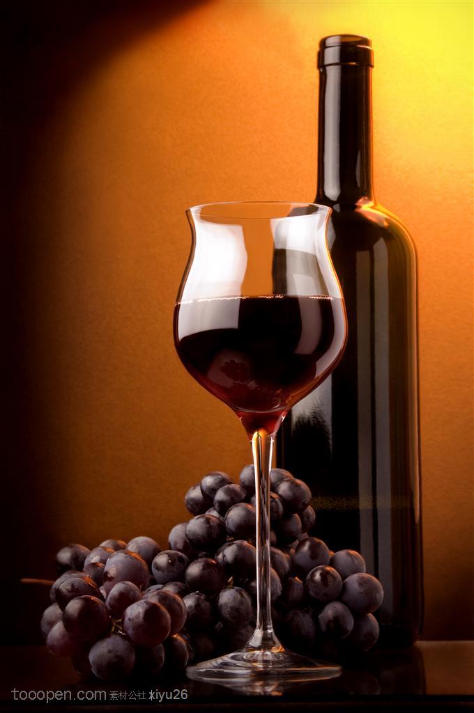 酒水饮料-新鲜的葡萄与红酒