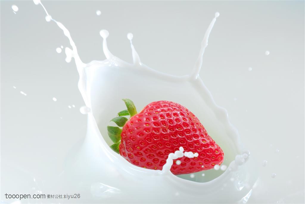 动感水纹-掉入牛奶的草莓