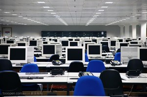 摆列整齐的大型电脑机房