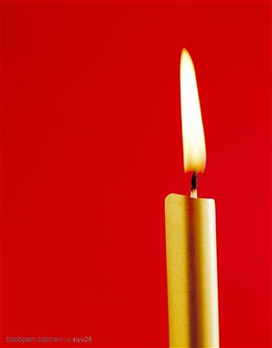 圣诞气息-点燃的金色蜡烛