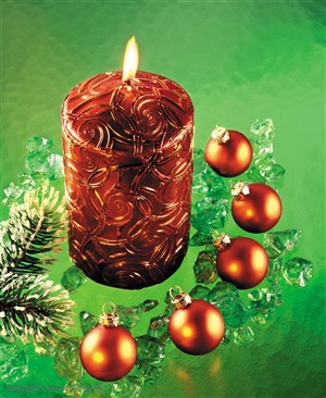 圣诞气息-蜡烛旁的圣诞彩球