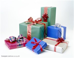 圣诞气息-一堆彩色的圣诞礼盒