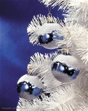 圣诞气息-银色的圣诞彩球