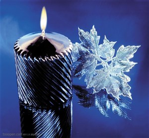 圣诞气息-银色的蜡烛与雪花