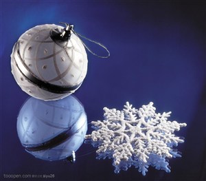圣诞气息-银色的圣诞球与雪花