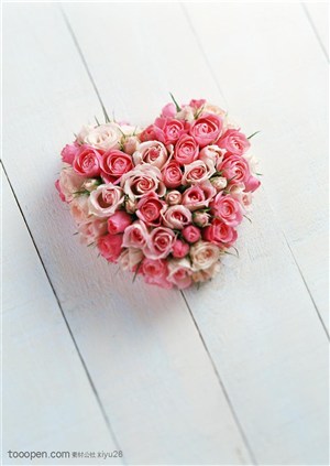 浪漫情人节图片-木地板上的粉色花