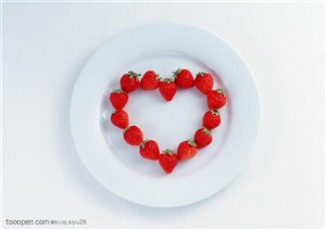 浪漫情人节图片-盘子中的心形草莓
