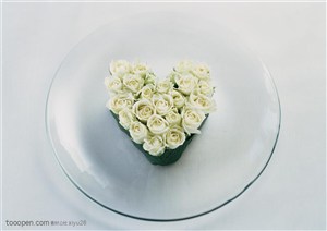 情人节图片素材-盘子中的心形玫瑰