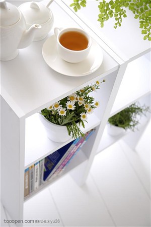 品味生活-桌子上的鲜花与茶具