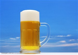 酒水饮料-蓝天下的一杯啤酒