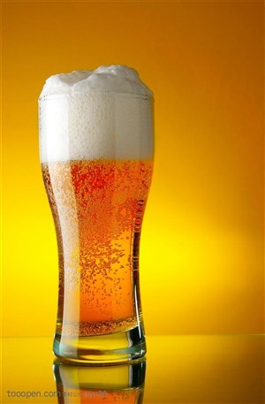 酒水饮料-冒出泡泡的啤酒