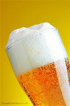 酒水饮料-溢出泡泡的啤酒
